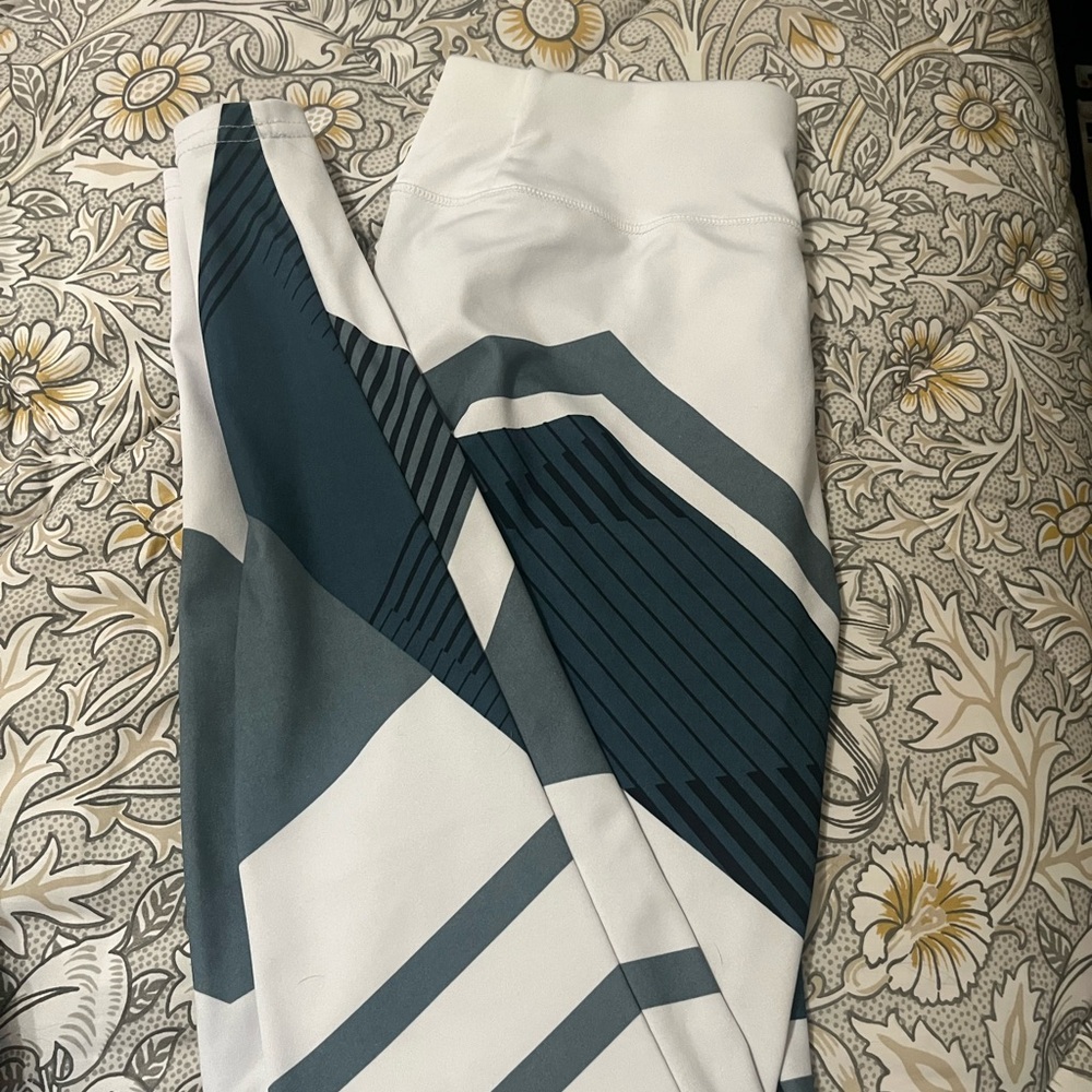 White and grey design women’s leggings size small. Doesn’t fit